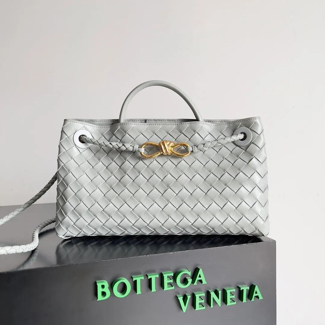 BV 1960 BV Lin Xinru, Ken Dou, Zhou Yutong, Zhu Zhu and other similar models, Andiamo Italian Let'go's new horizontal version design is more refined and elegant. The horizontal version presents a light and fashionable feeling that is more suitable for the body shape of Asian girls. The actual upper body is really awesome! Practicality and elegance coexist! 🉑️Carry it by hand, shoulder or crossbody, the law of true fragrance🥳 Style number: 754990 Size: 29*10*18